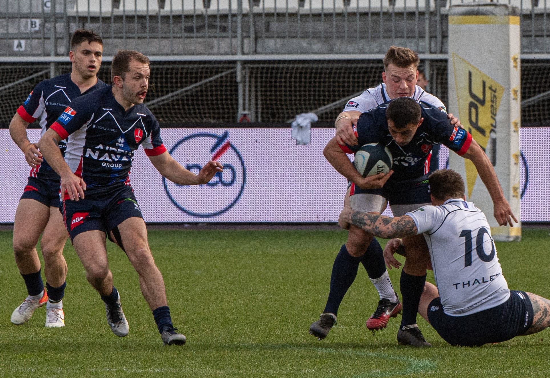 Devant 4000 spectateurs, samedi 12 mars 2022, dans le stade de la Rabine à Vannes a eu lieu deux matchs de rugby entres les équipes féminines et masculine de la Marine nationale et de la Royal Navy.